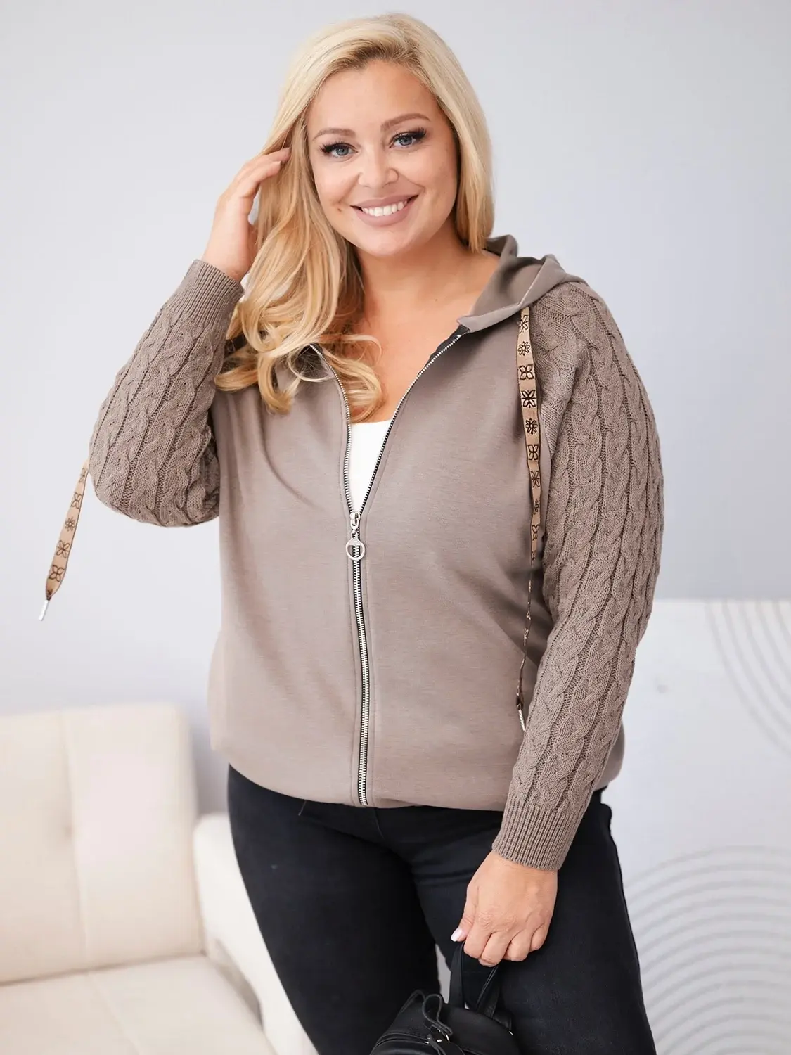 Plus Size dámska mikina s pletenými rukávmi a kapucňou