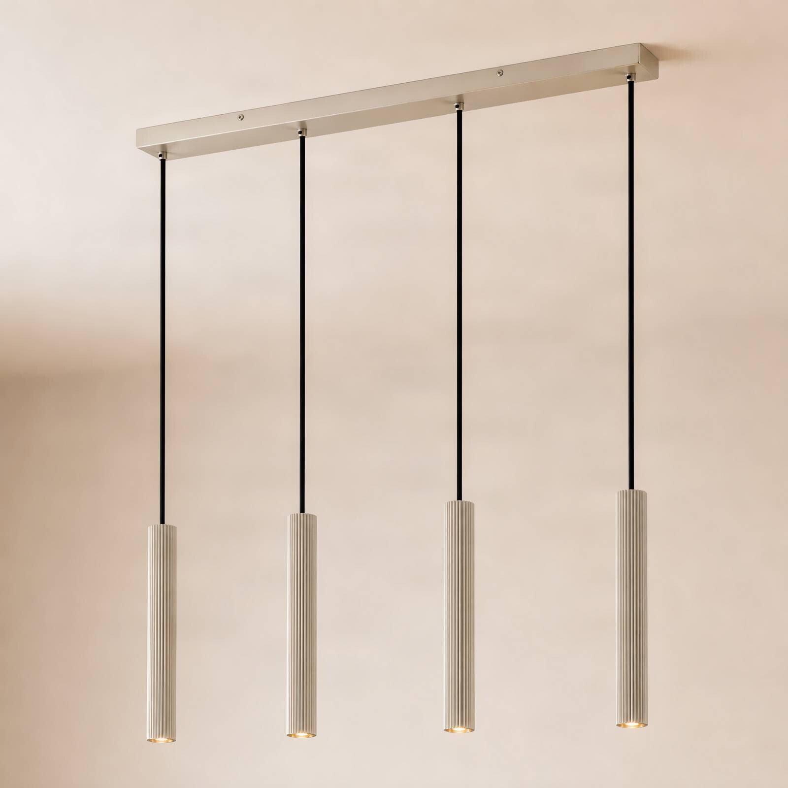 Závesné svietidlo Lindby Kardis, 4-pl., béžové, dĺžka 70 cm