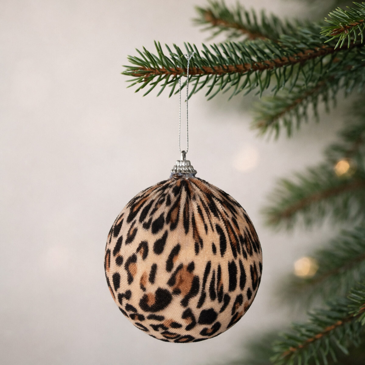 Vianočná guľa Leopard, 15 cm