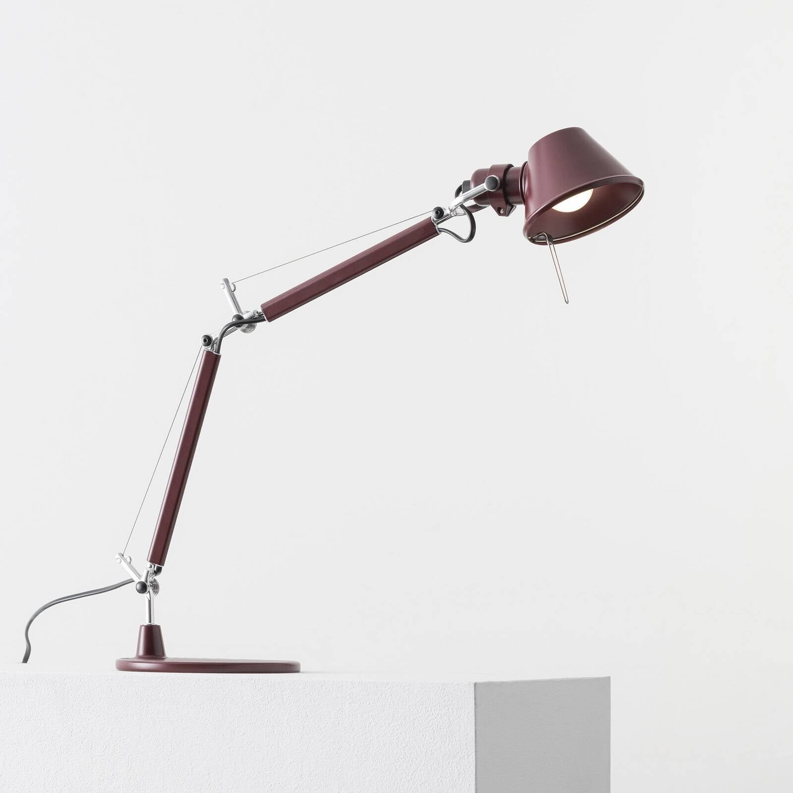 Stolová lampa Artemide Tolomeo Micro, rubínovo červená, výška 73 cm