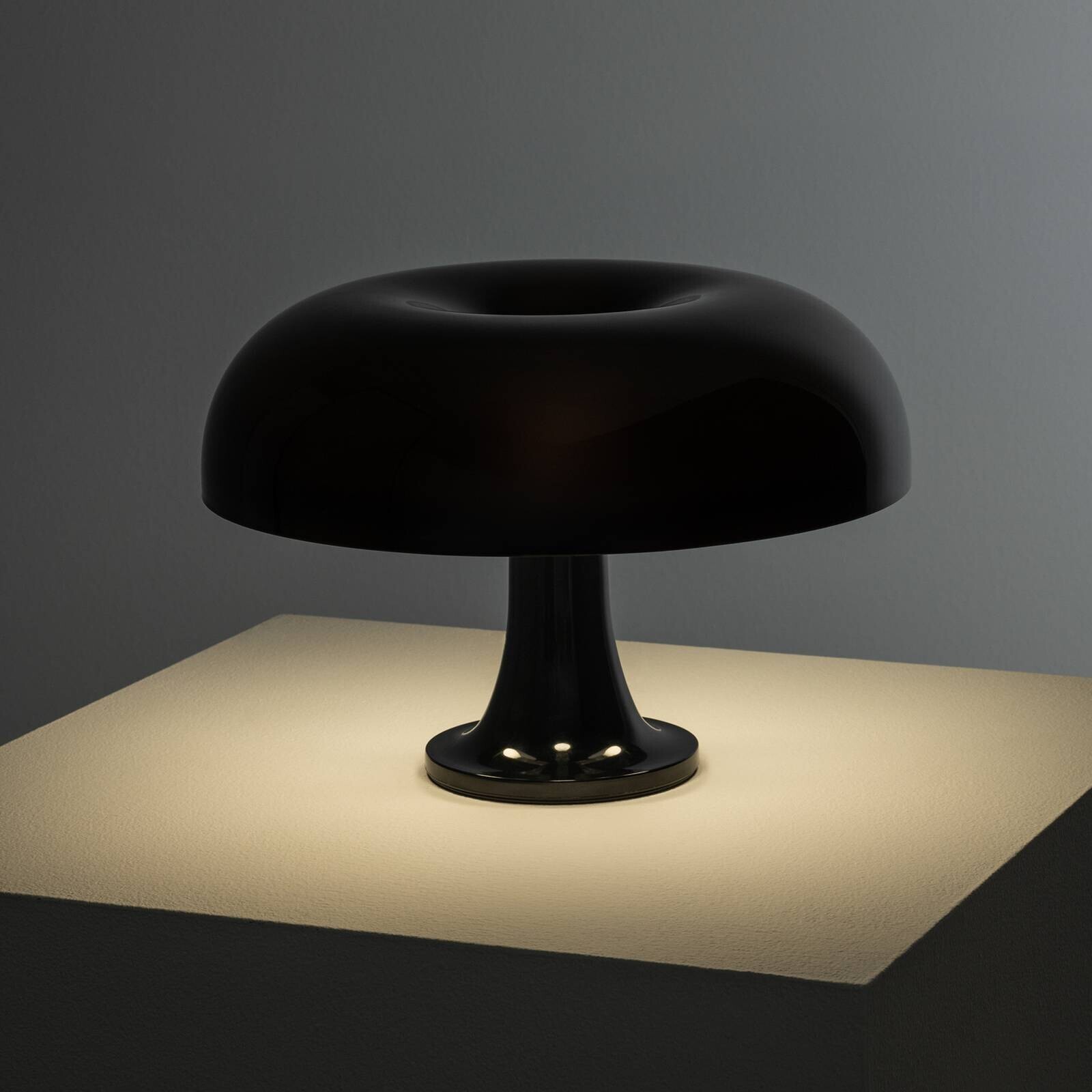 Stolová lampa Artemide Nessino, čierna, výška 22 cm, E14