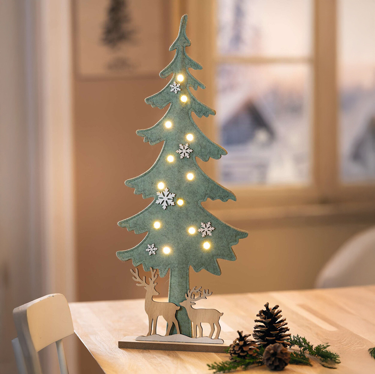 LED drevený stromček s jeleňmi