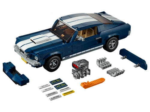 Objev kouzlo kultovního amerického auta 60. let s modelem Ford Mustang od LEGO® Creator, který nabízí tmavě modrou karoserii s bílými závodními pruhy, křídlem na kapotě, znakem mustanga natištěným na mřížce, znaky GT a 5paprskovými r?