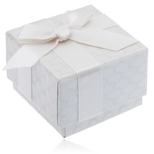 Lesklá krémová vzorovaná krabička na prsteň s mašľou a stuhou