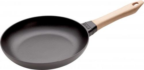 Staub liatinová panvica 26 cm, drevená rukoväť, čierna