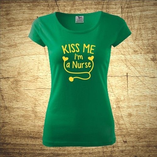 Dámske tričko s motívom Kiss me, I'm a nurse