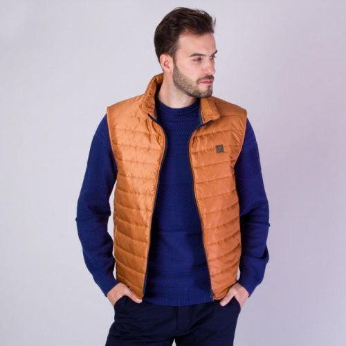 Pánska prešívaná vesta medenej farby s lesklým povrchom 11868